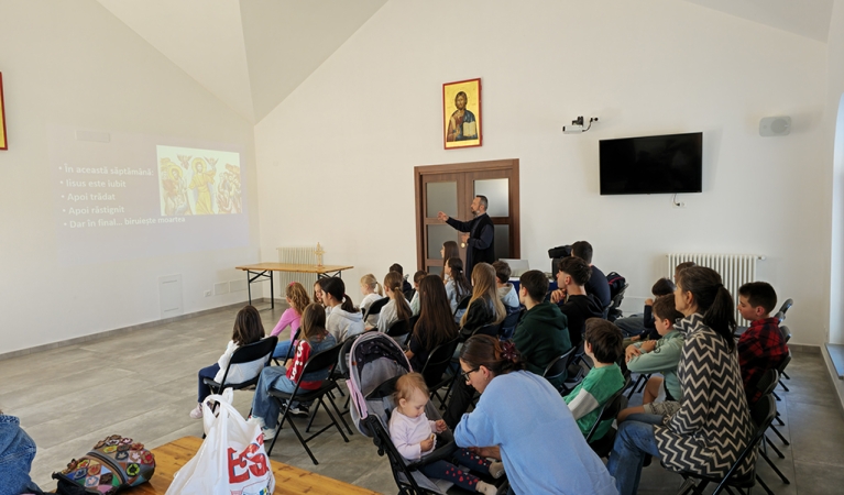 Pași spre Înviere: Lecție de credință și bucurie la Școala Parohială din Voghera