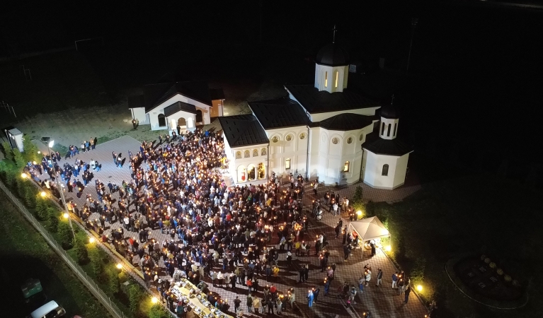 Lumina Învierii la Voghera: O Sărbătoare a Credinței Surprinsă în Premieră de la Înălțime